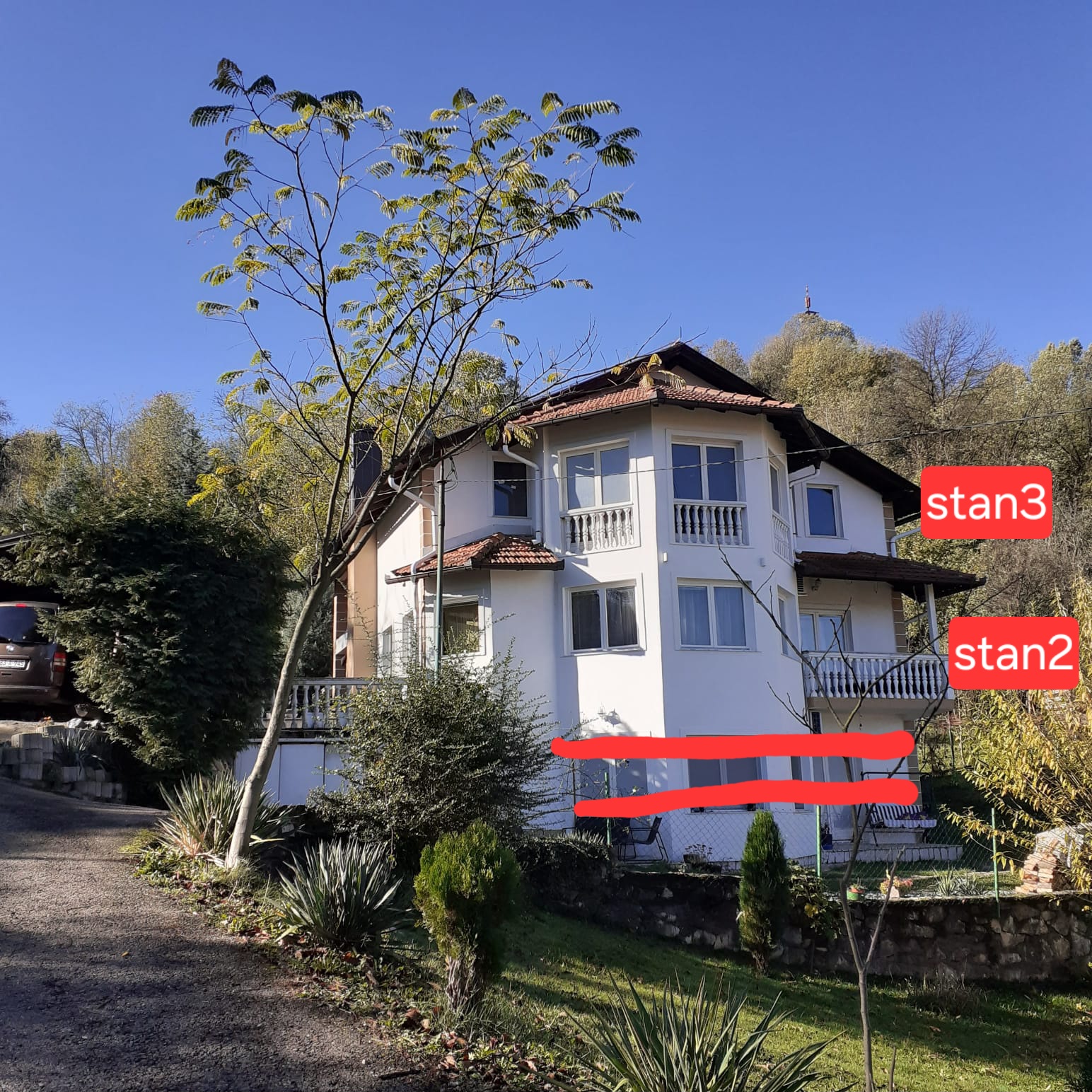 U etažiranoj kući na prodaju su 2 stana sa odvojenim ulazima i vlastitim dvorištima