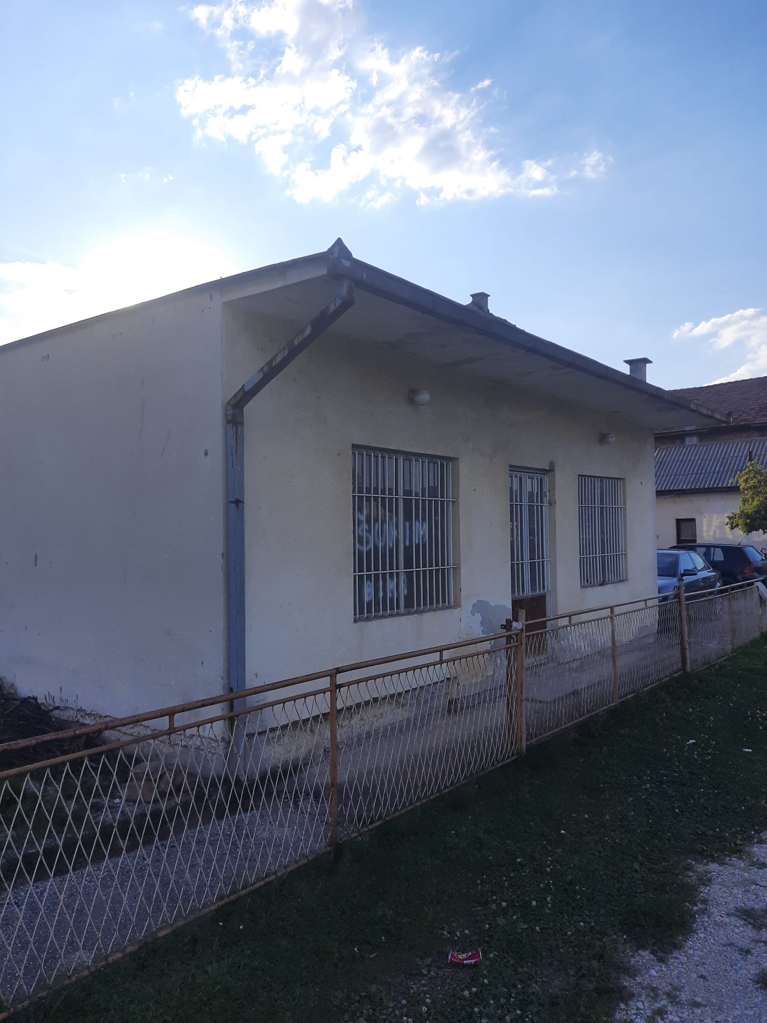 Prodajem kucu i poslovni prostor u Doglodima