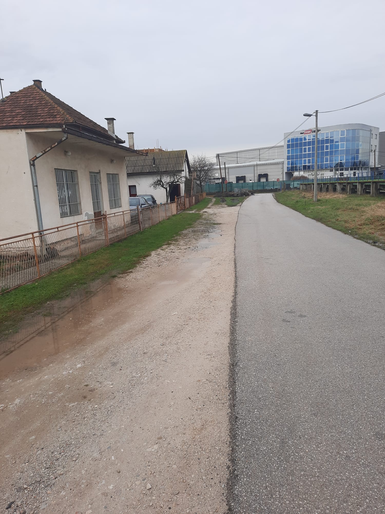 Prodajem kucu i poslovni prostor u Doglodima