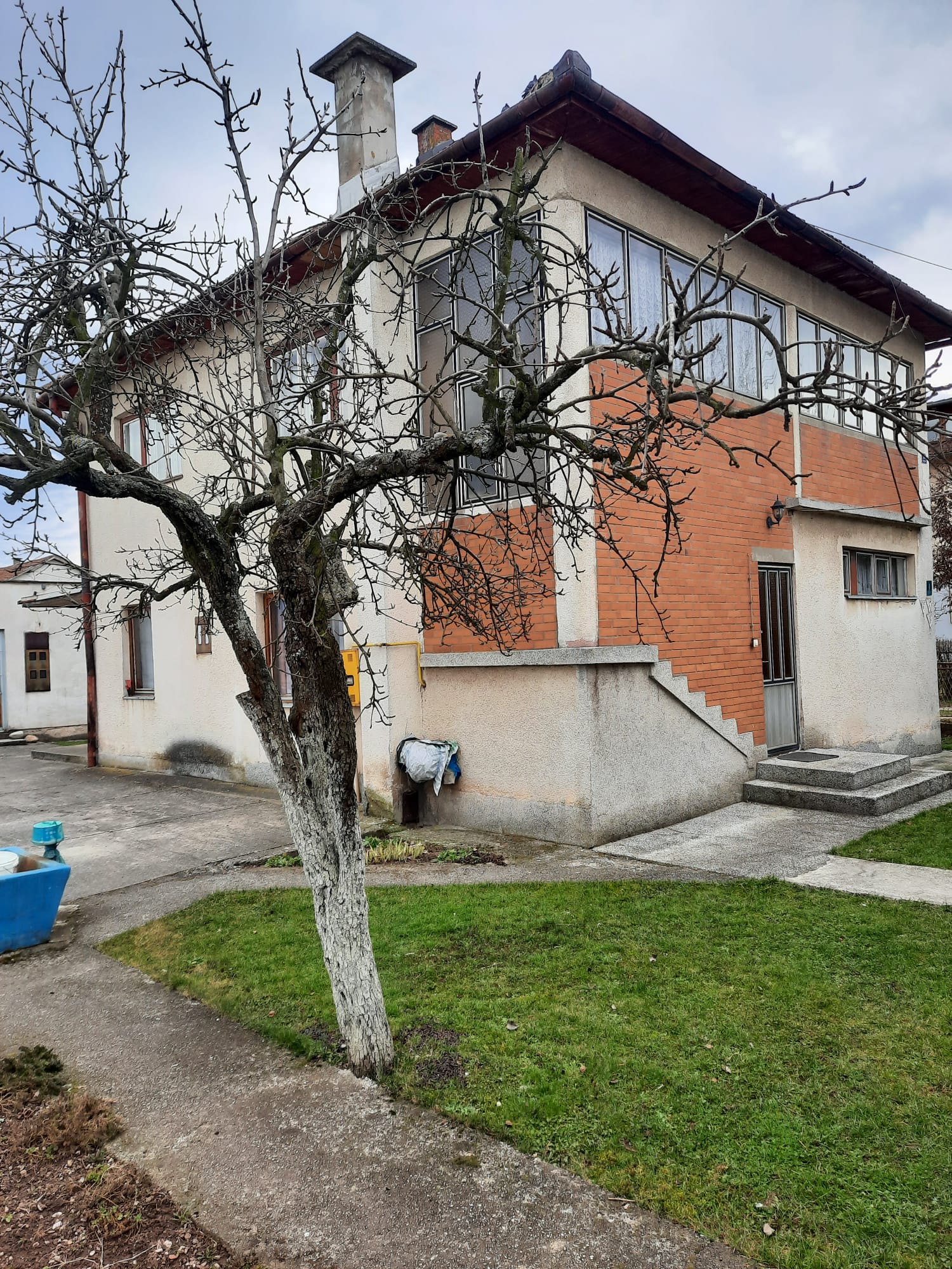 Prodajem kucu i poslovni prostor u Doglodima