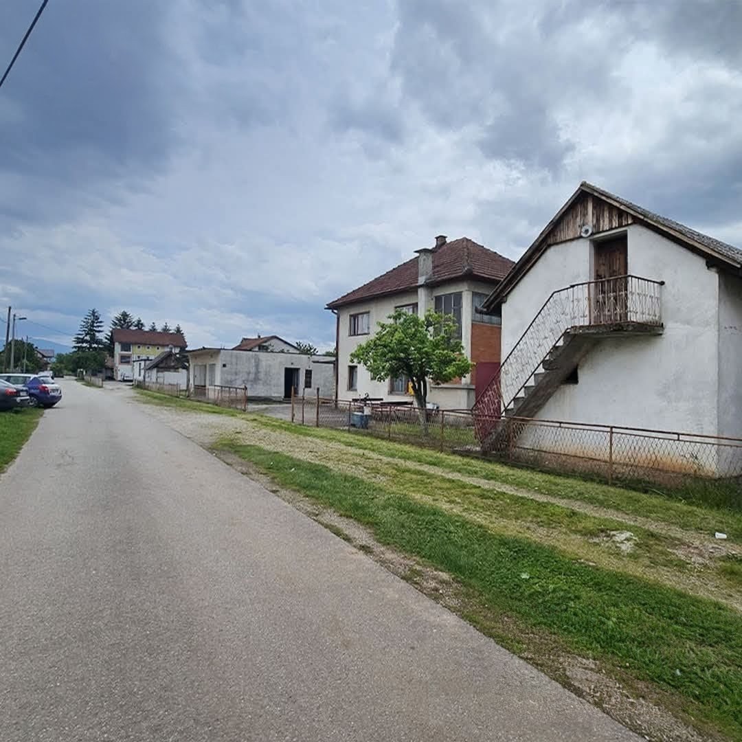 Prodajem kucu i poslovni prostor u Doglodima
