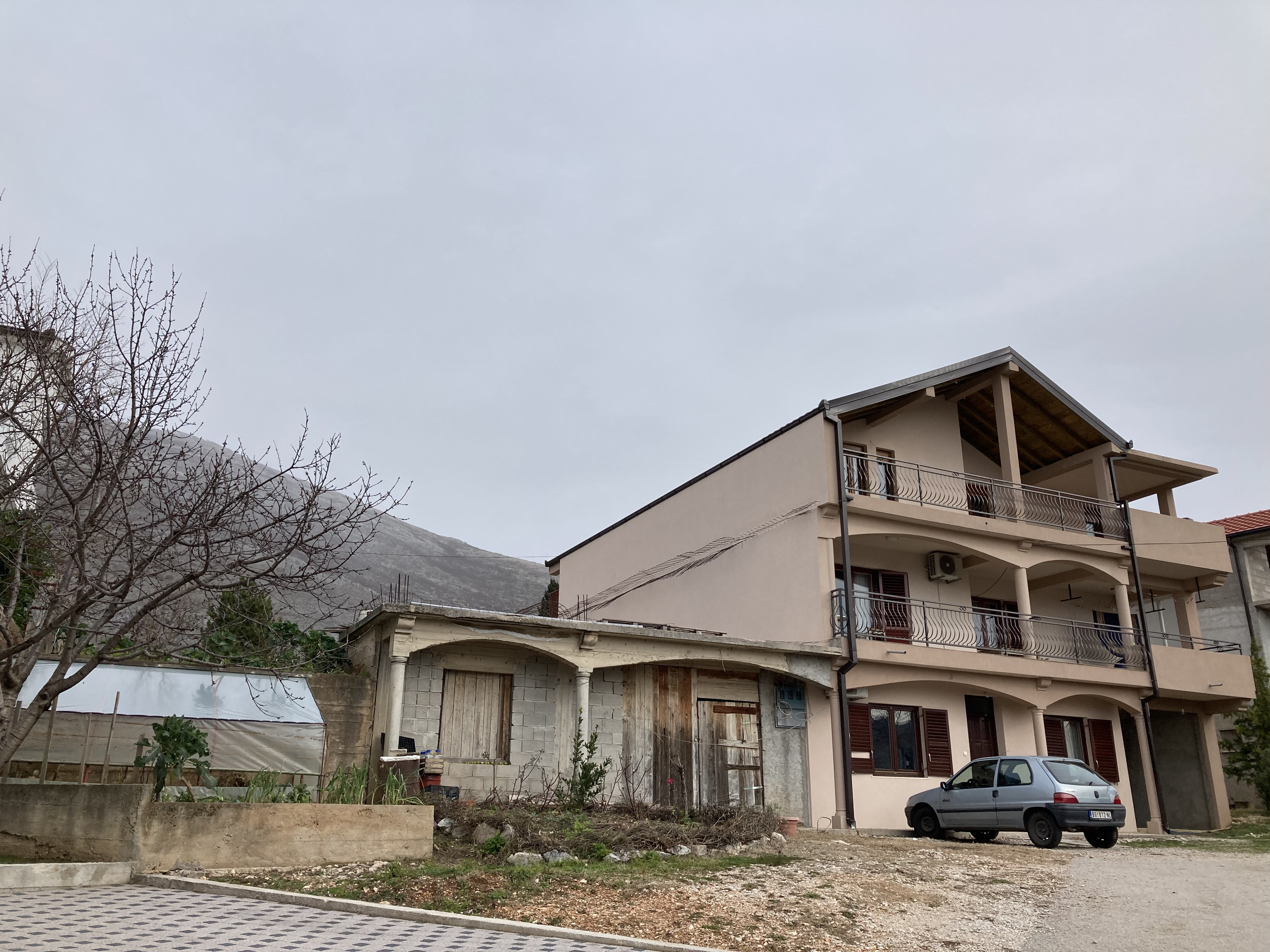 Kuća s pogledom na Trebinje – tri stana, garaža i dvorište